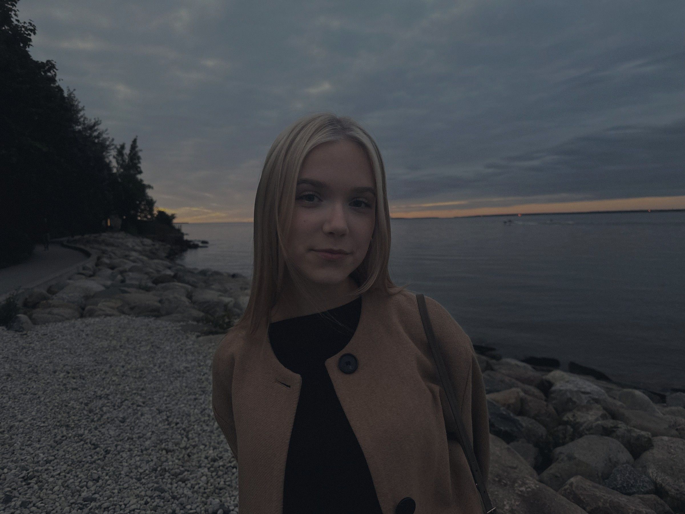 Matilda mere ääres hämaruses